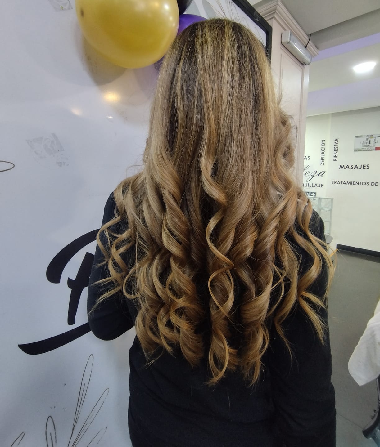 Trabajo de color y ondas realizado en el salón