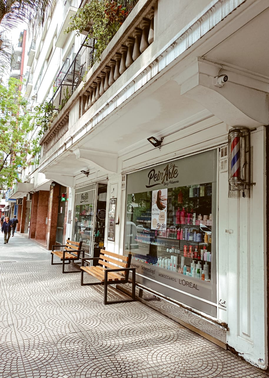 Entrada del local sobre la calle en Belgrano